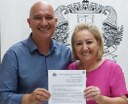 Projeto de Lei dos vereadores Regina e Paulista adota o uso do Cordão de Girassol no município
