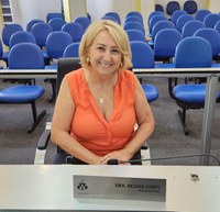 Regina Cioffi quer informações sobre atuação de cuidadores nas escolas