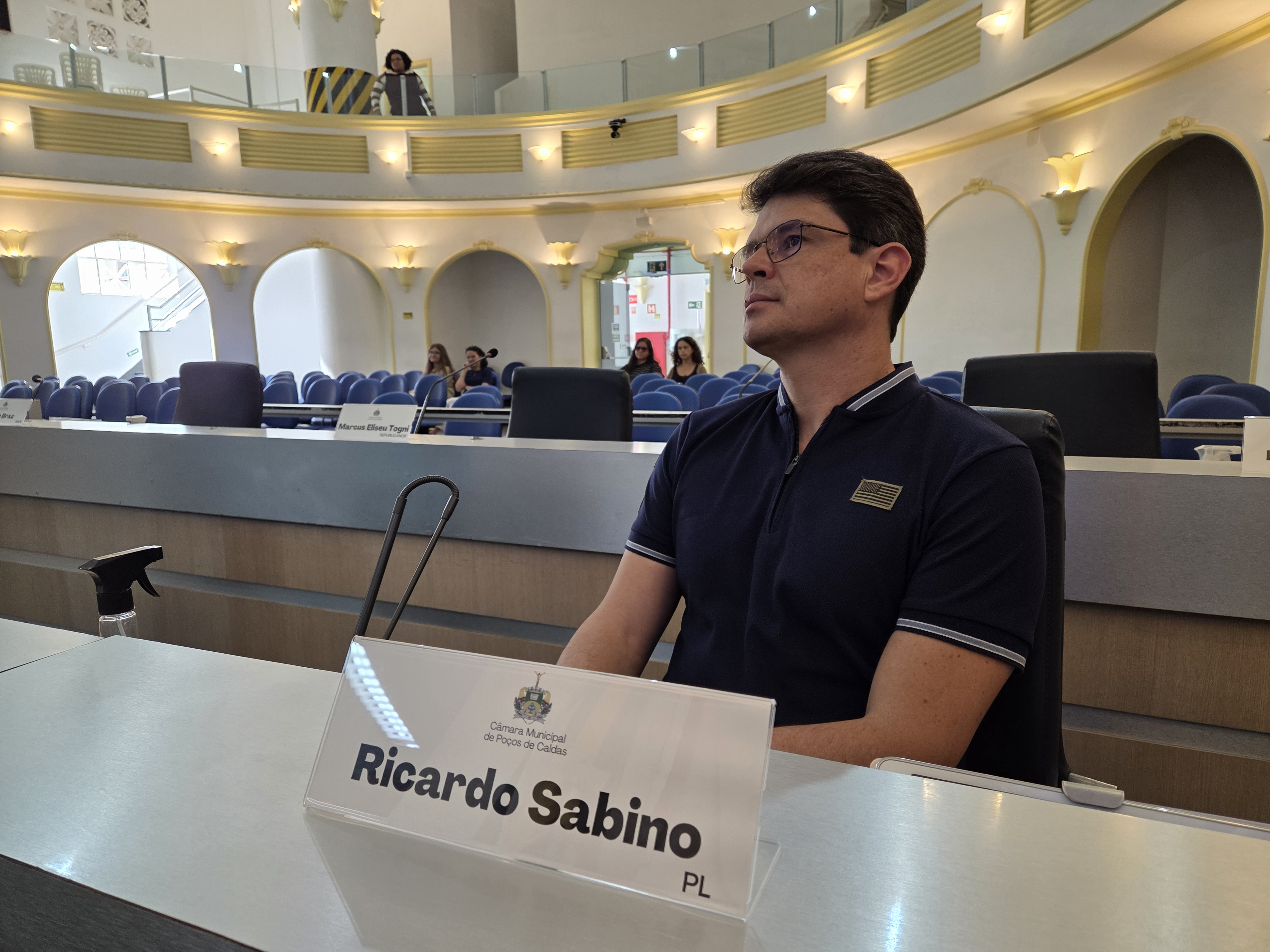 Ricardo Sabino destaca necessidade de apoio a alunos surdos e agilidade em cirurgias