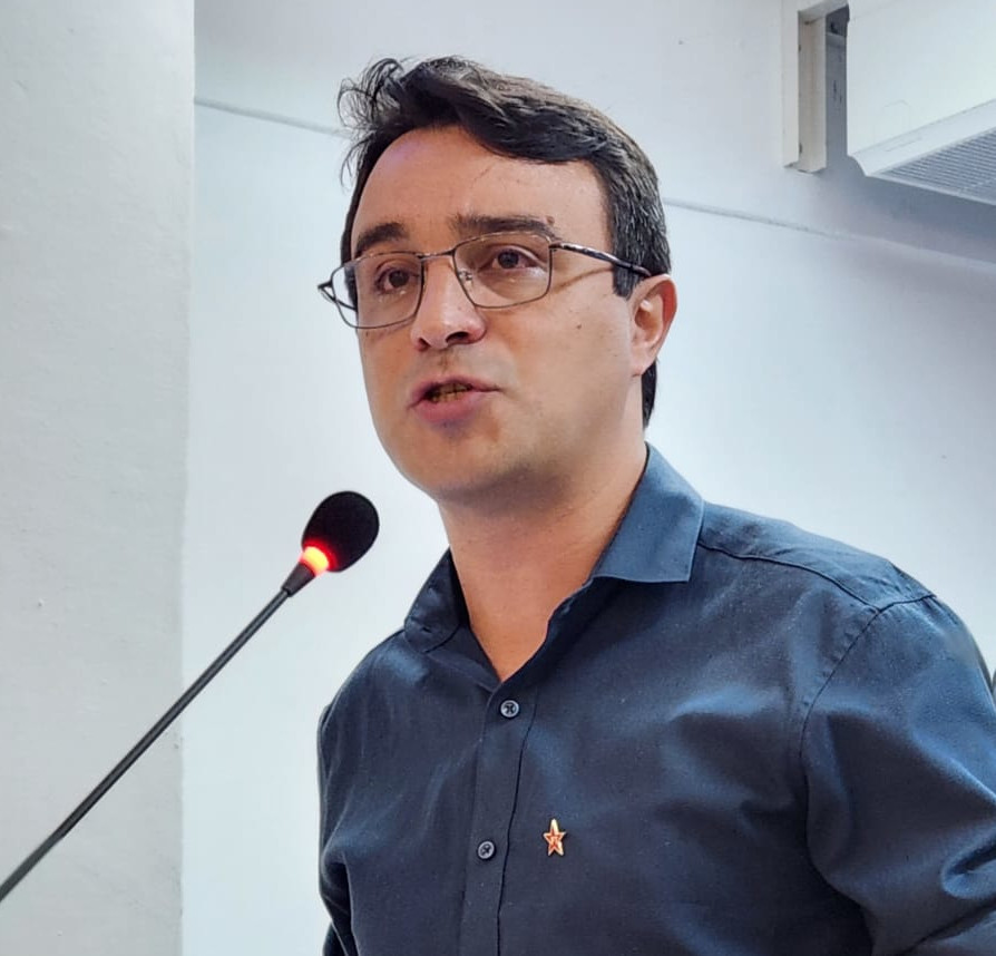 Tiago Mafra questiona morosidade e uso excessivo de compras emergenciais pelo Executivo