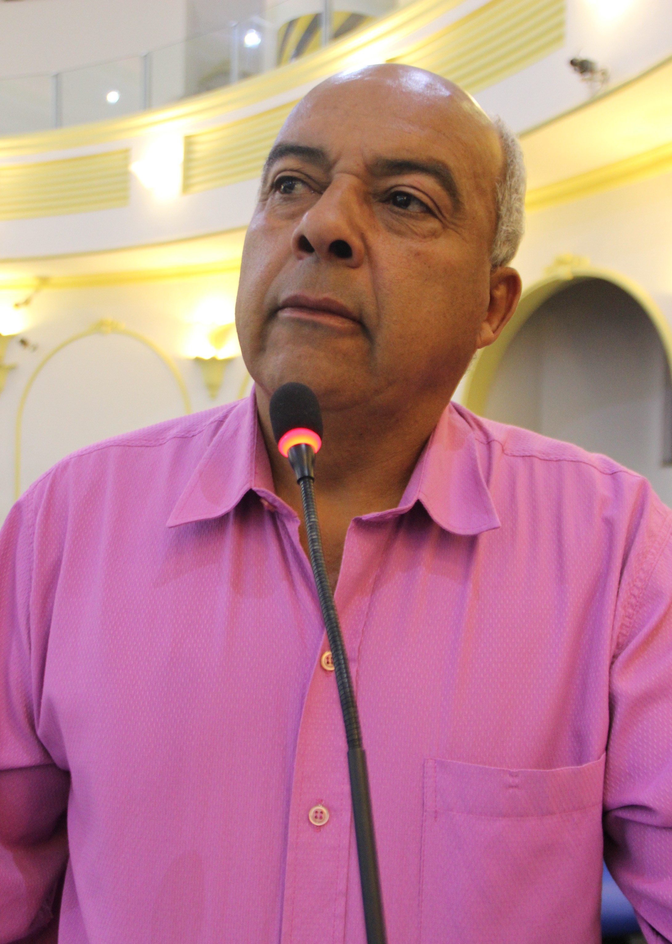 Vereador cobra manutenção em cadeiras da sala de espera da UPA