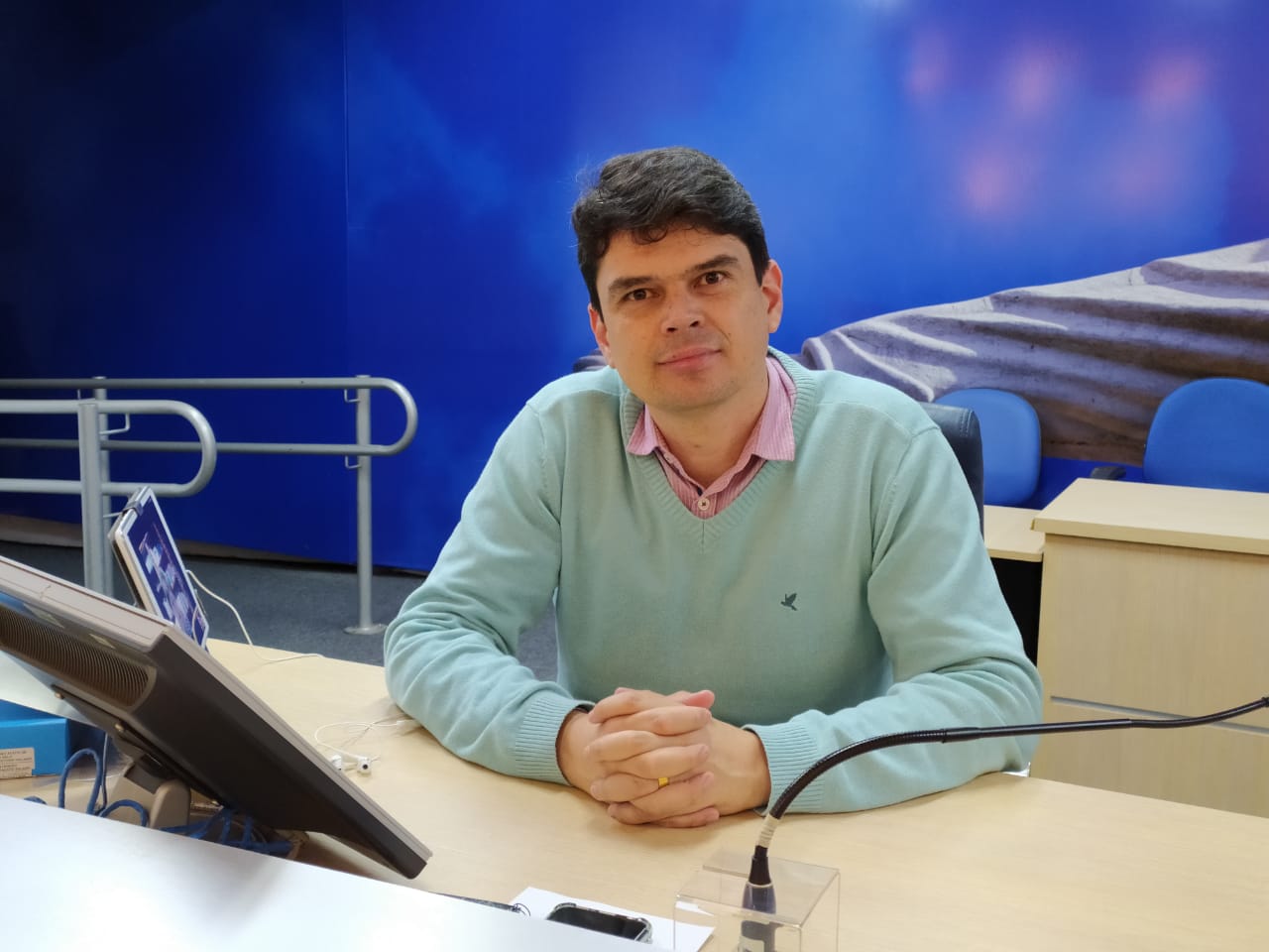 Vereador pede solução para carcaças e veículos abandonados no município