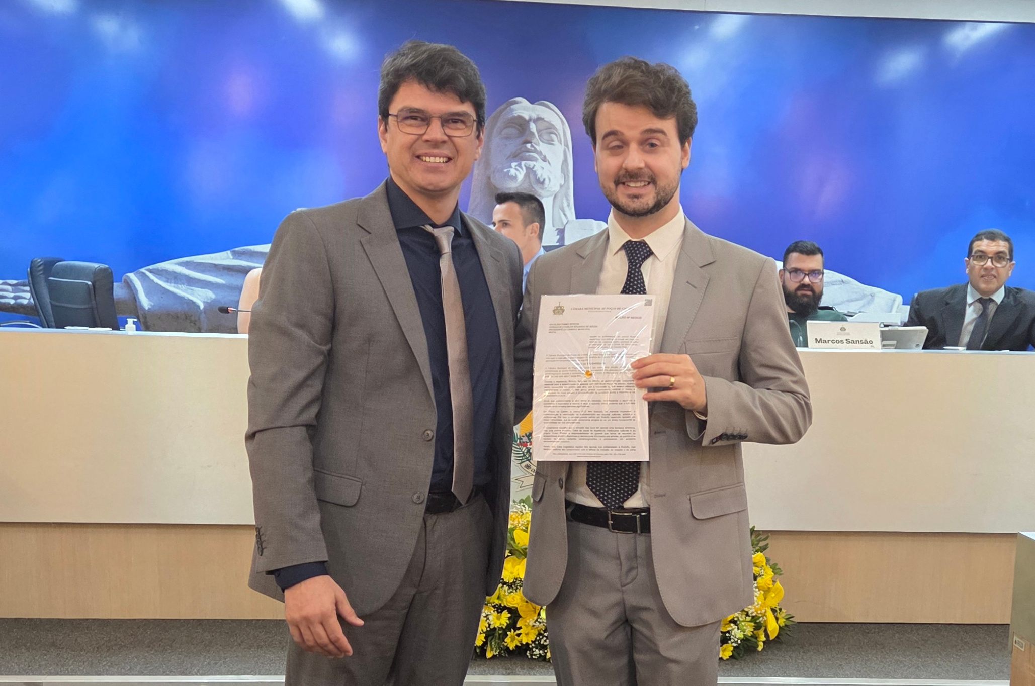 Vereador Ricardo Sabino entrega Moção de Solidariedade ao criador do perfil digital Pop-córnea