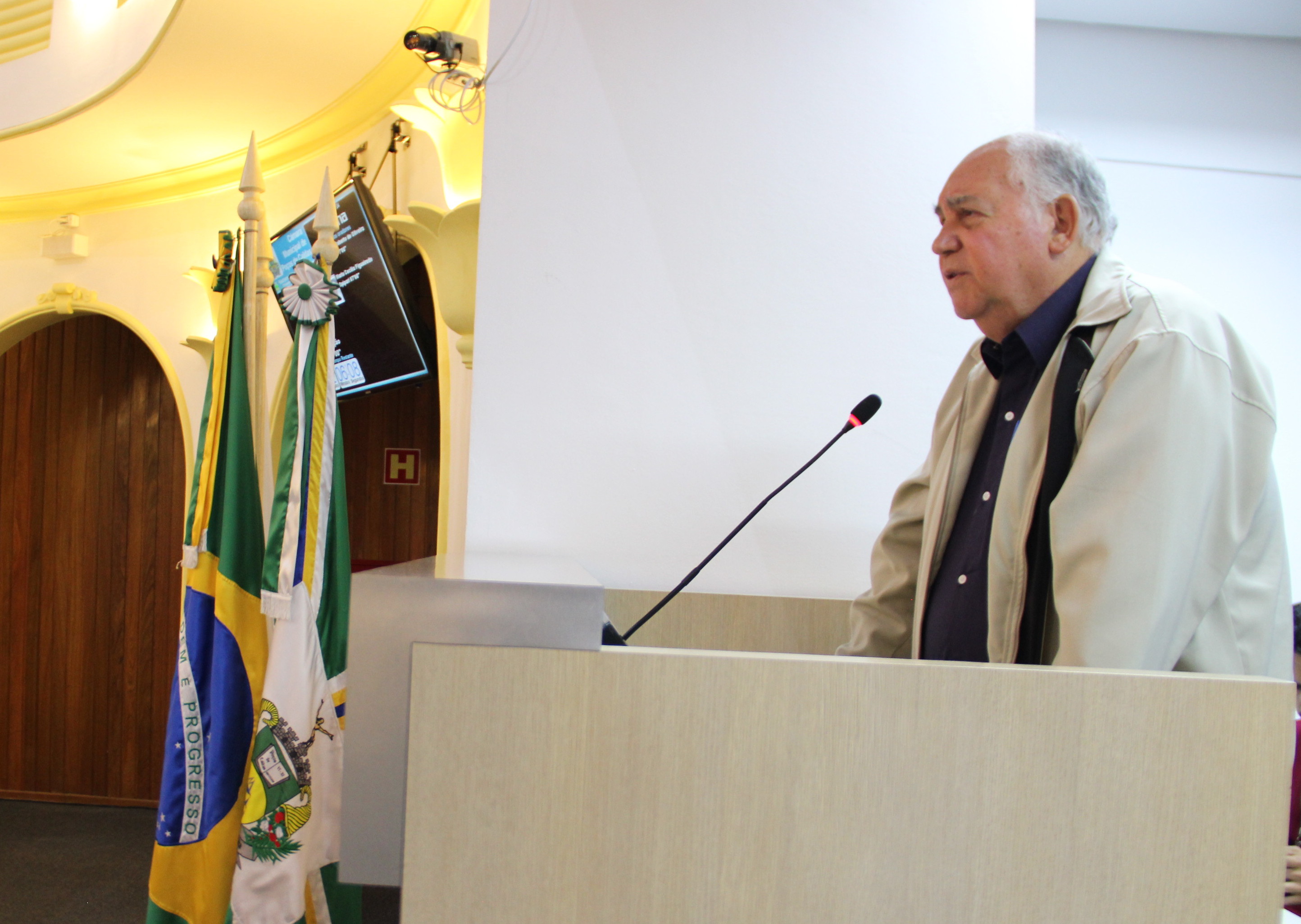 Vereador volta a cobrar adequações na temporização dos semáforos de ruas do centro