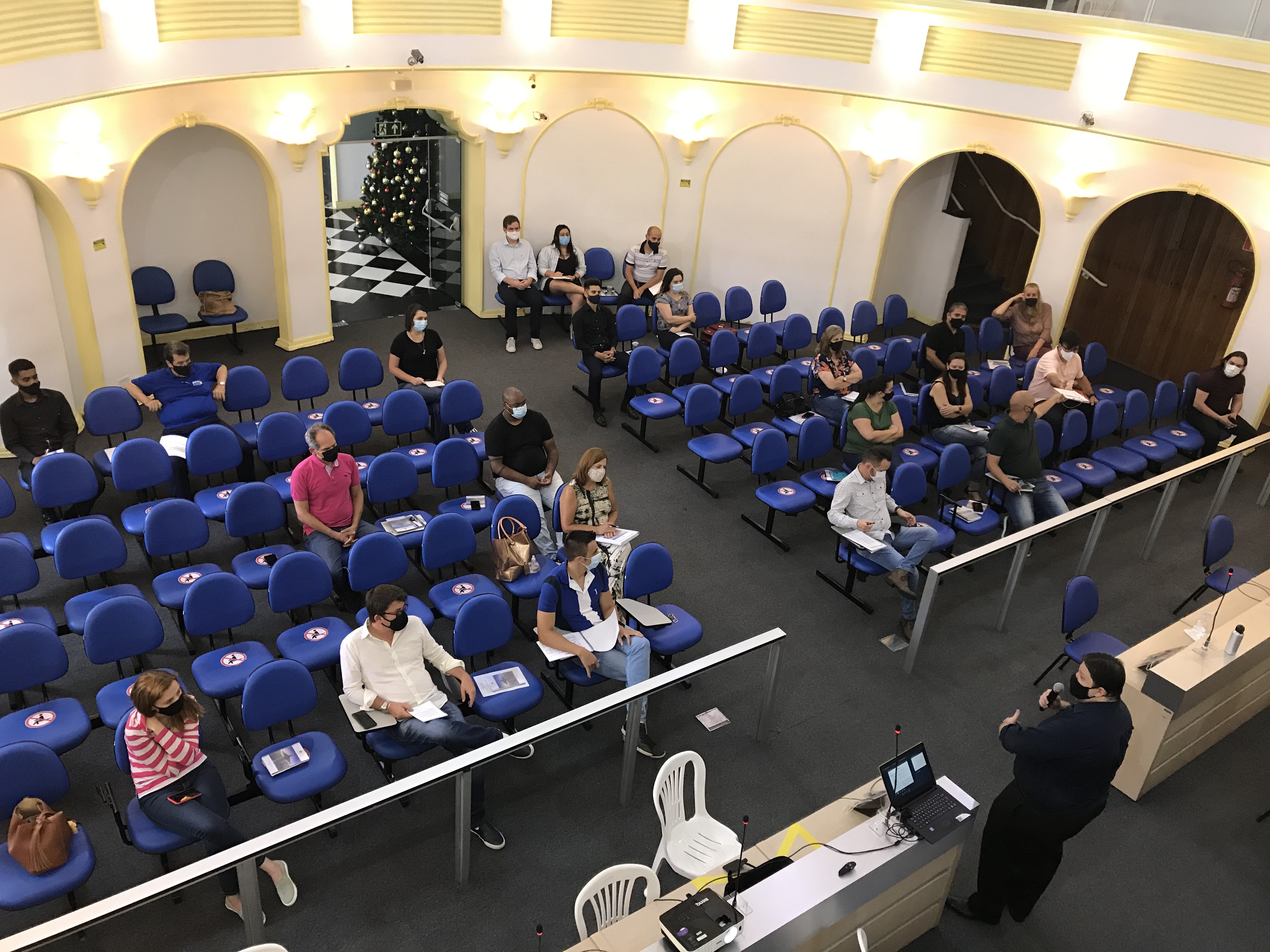 Vereadores e assessores participam de curso sobre Regimento Interno