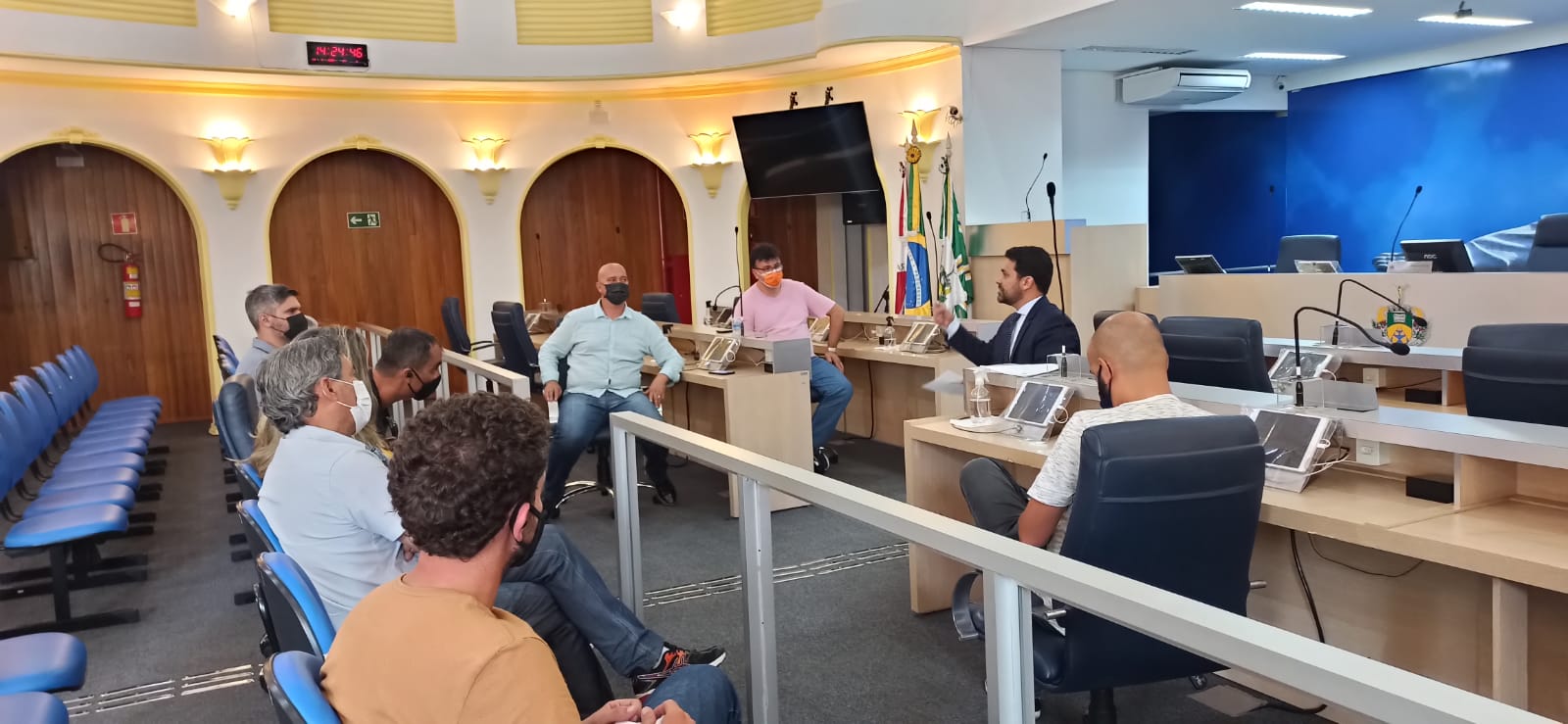 Vereadores se reúnem com proprietários de lotes na Chácara Praia do Sol